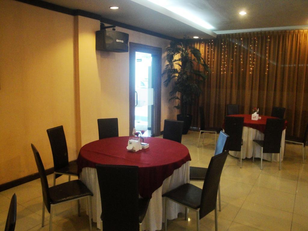 Imperial Hotel Kendari Экстерьер фото