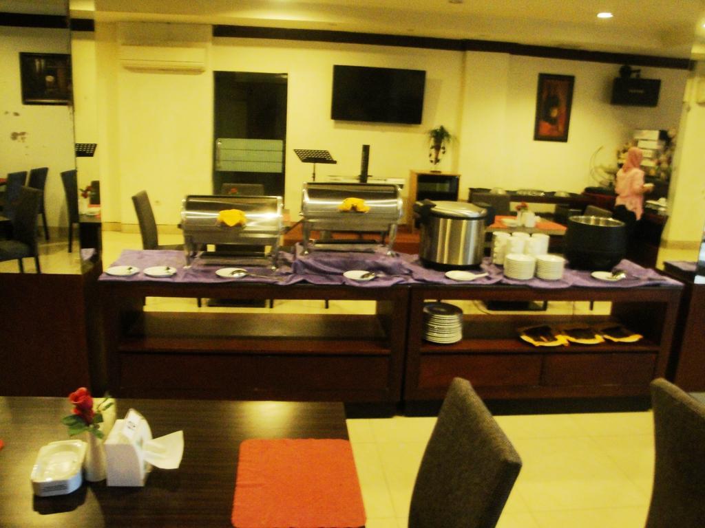 Imperial Hotel Kendari Экстерьер фото