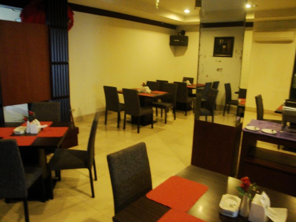 Imperial Hotel Kendari Экстерьер фото