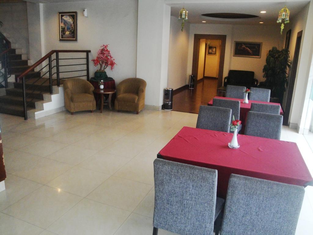 Imperial Hotel Kendari Экстерьер фото