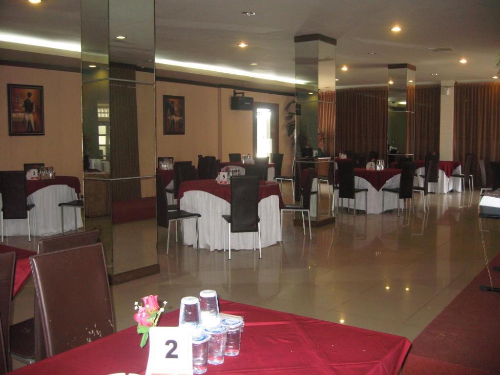 Imperial Hotel Kendari Экстерьер фото