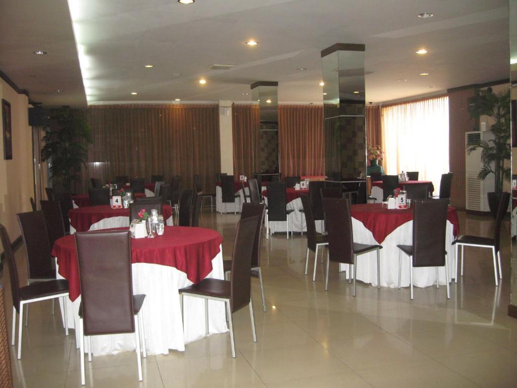 Imperial Hotel Kendari Экстерьер фото